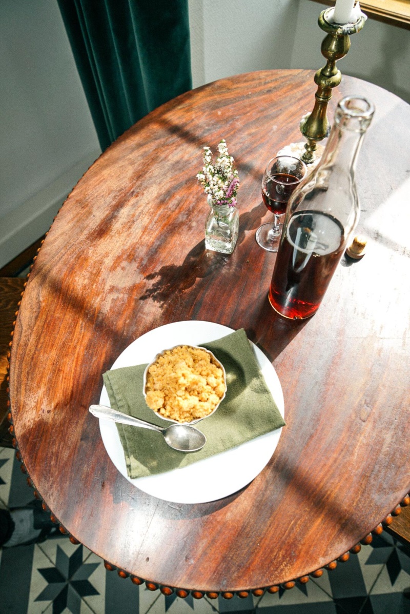 Pommeau servit à table avec un crumble