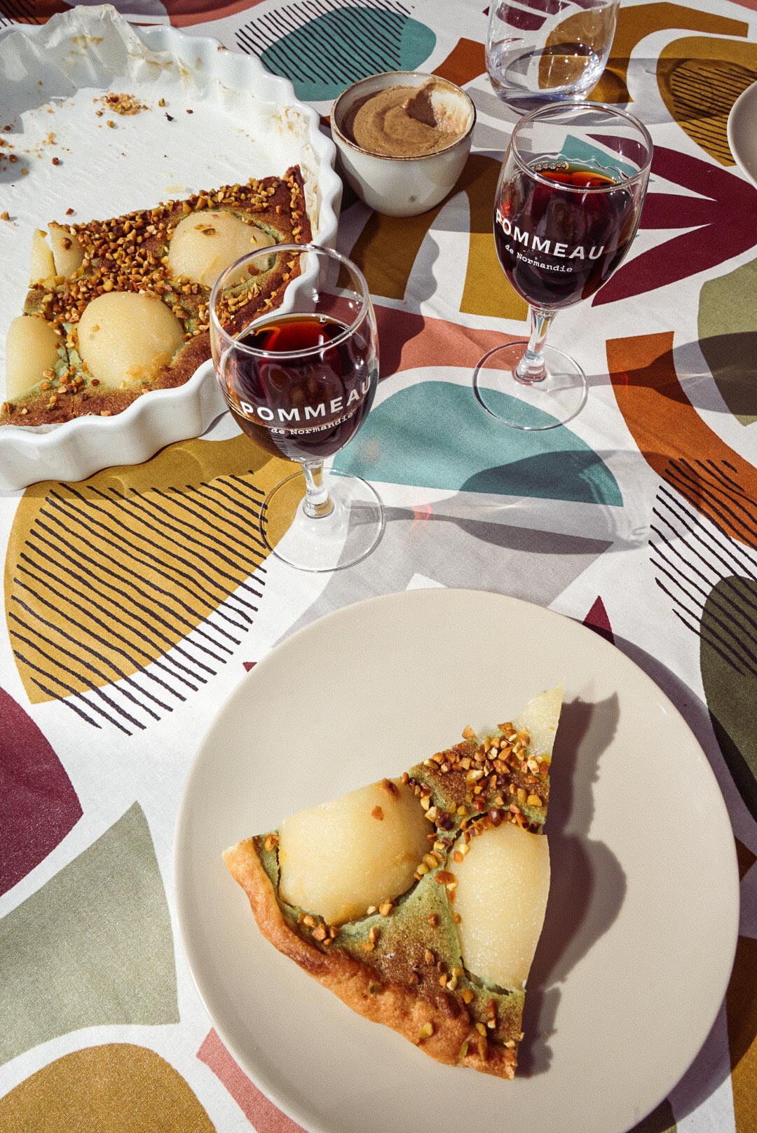 Tarte aux poires avec un verre de Pommeau de Normandie