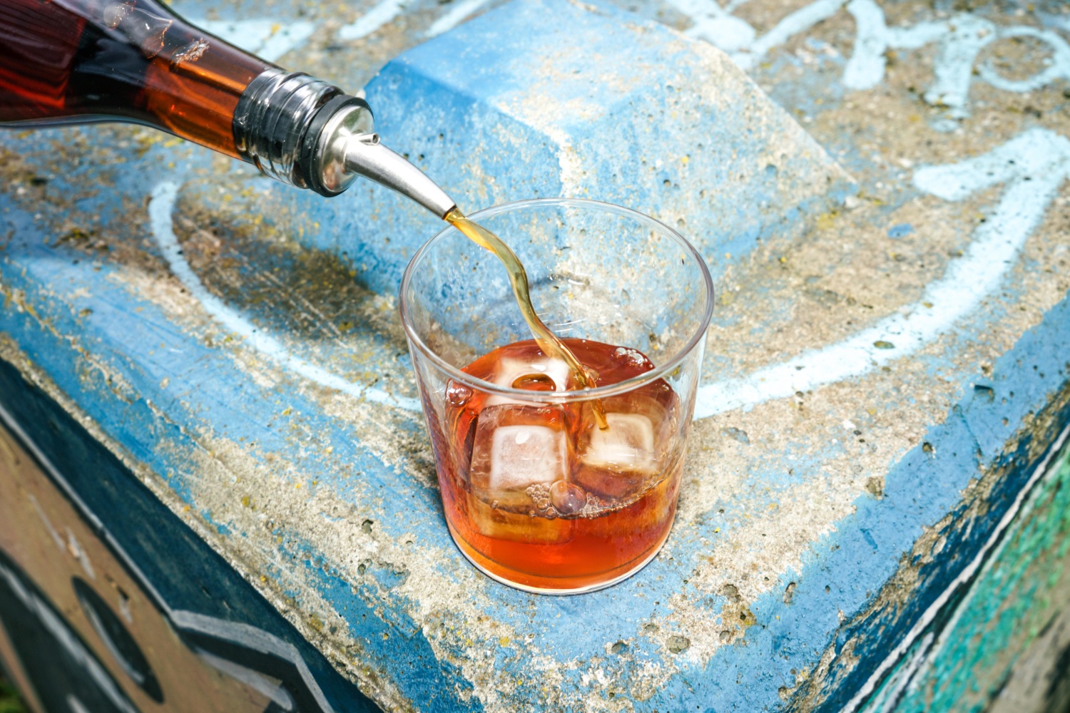 Pommeau de Normandie servit dans un verre avec des glaçons